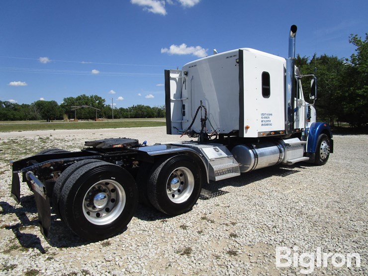 2016-freightliner-122sd-image-5