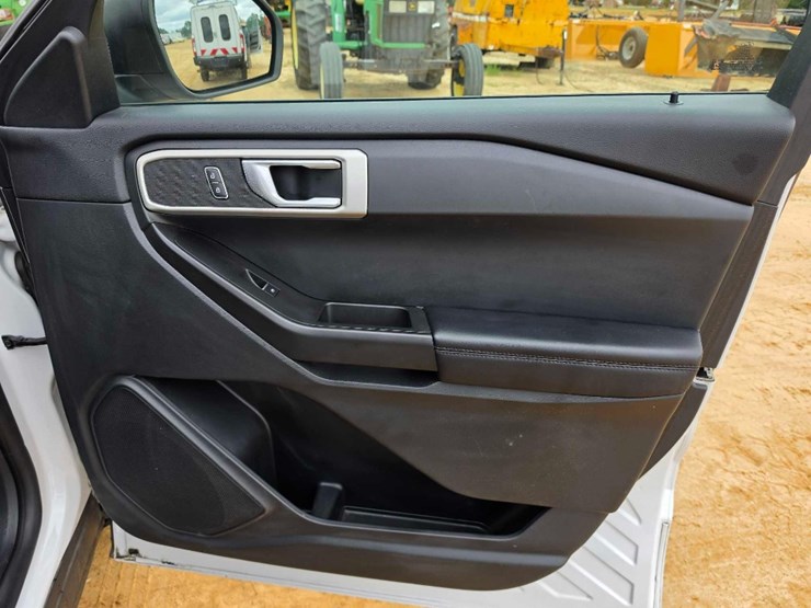 2021-ford-explorer-image-11