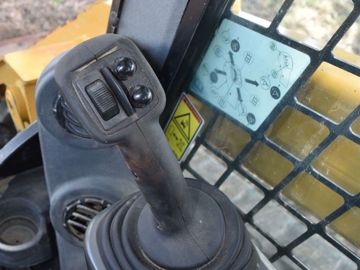 2016-caterpillar-d2-image-50