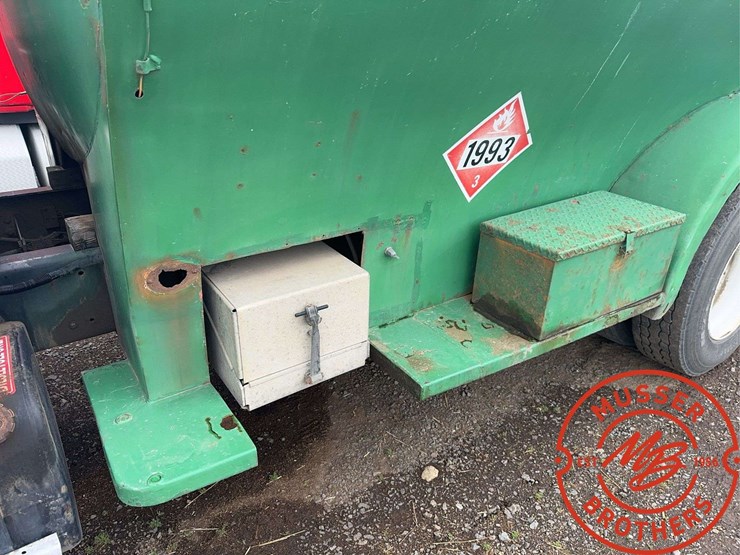 1998-freightliner-fl70-image-35