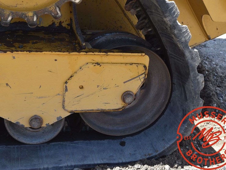 2017-caterpillar-d2-image-31