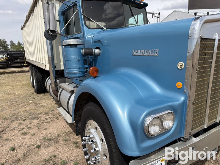 1969-kenworth-w923-image-12