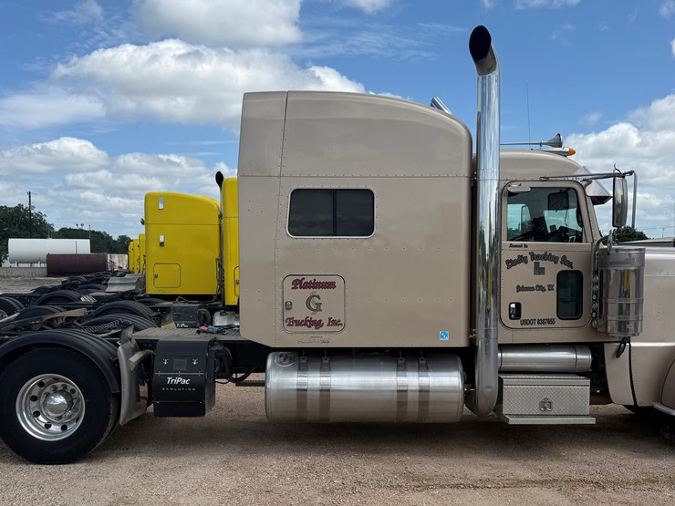 2013-peterbilt-389-image-4