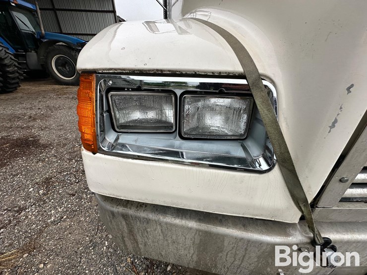 1997-freightliner-fld120-image-16