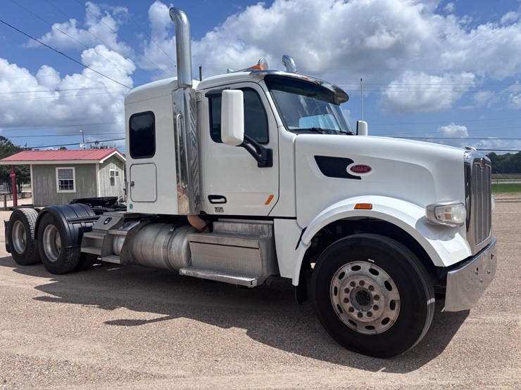 2021-peterbilt-567-image-2