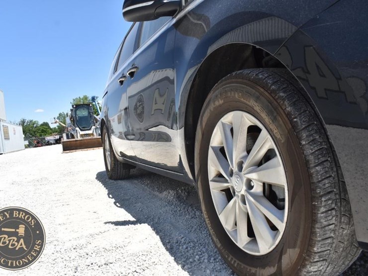 2015-kia-sedona-lx-image-10