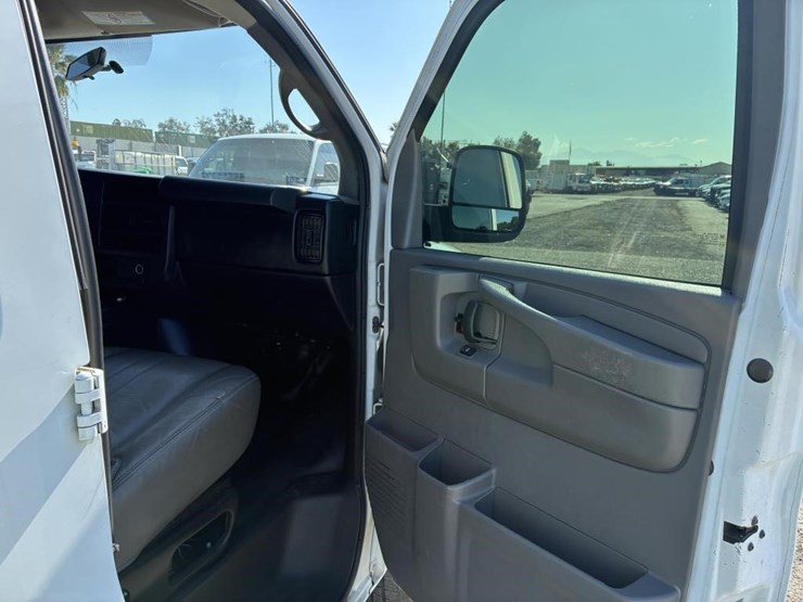 2013-chevrolet-express-3500-image-9