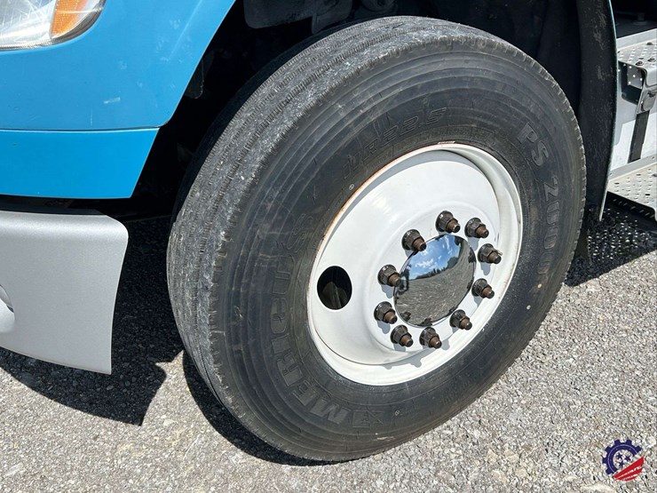 2010-freightliner-m2-106-image-5