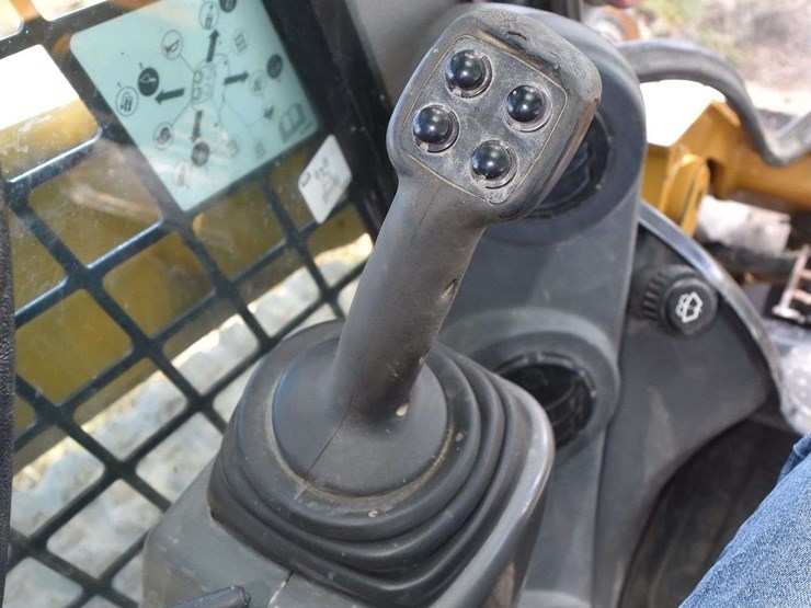 2017-caterpillar-d2-image-48