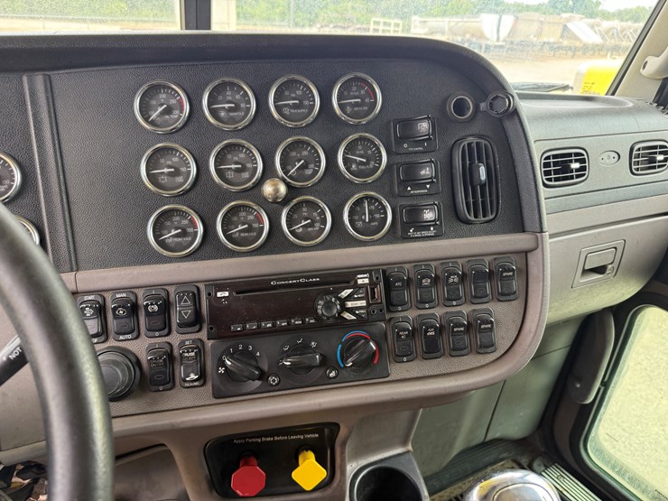 2015-peterbilt-389-image-11