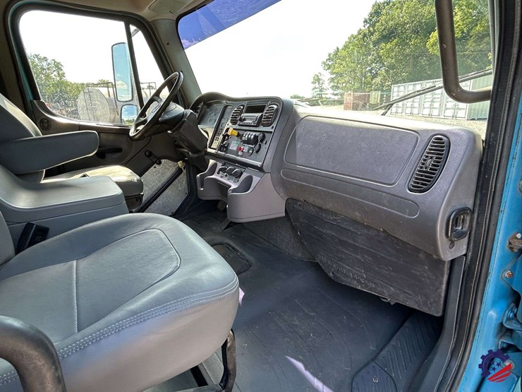 2010-freightliner-m2-106-image-104