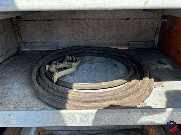 2010-freightliner-m2-106-image-30