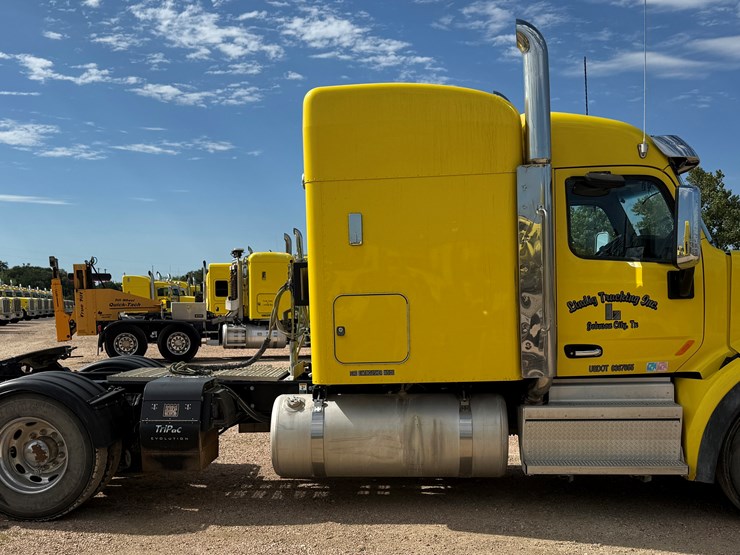 2018-peterbilt-567-image-4