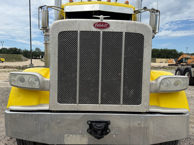 2014-peterbilt-389-image-2