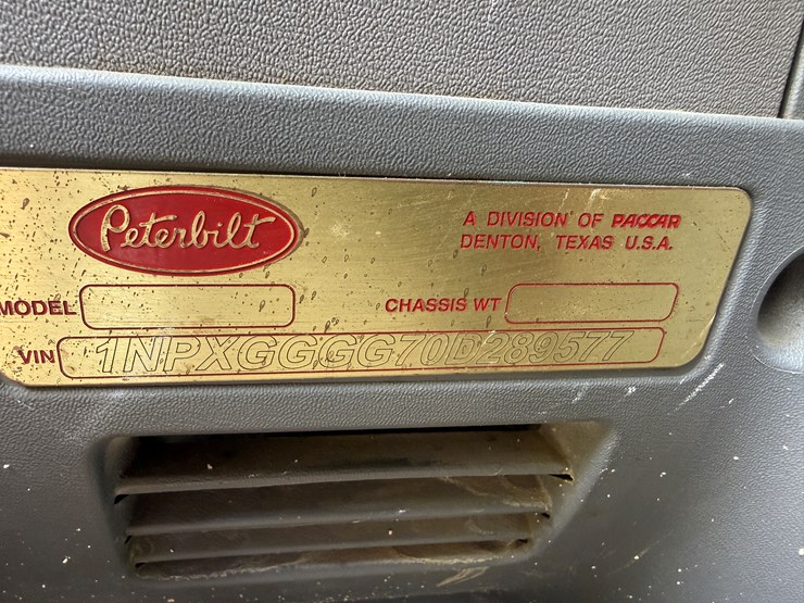 2015-peterbilt-389-image-17