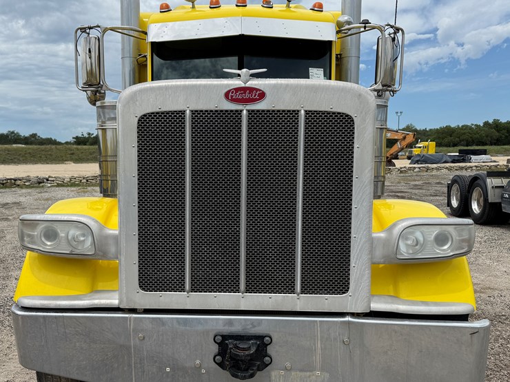 2013-peterbilt-389-image-2
