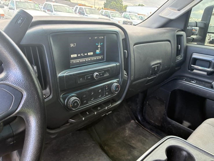 2018-chevrolet-2500hd-image-14