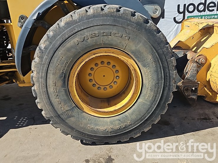 2014-deere-524k-image-12