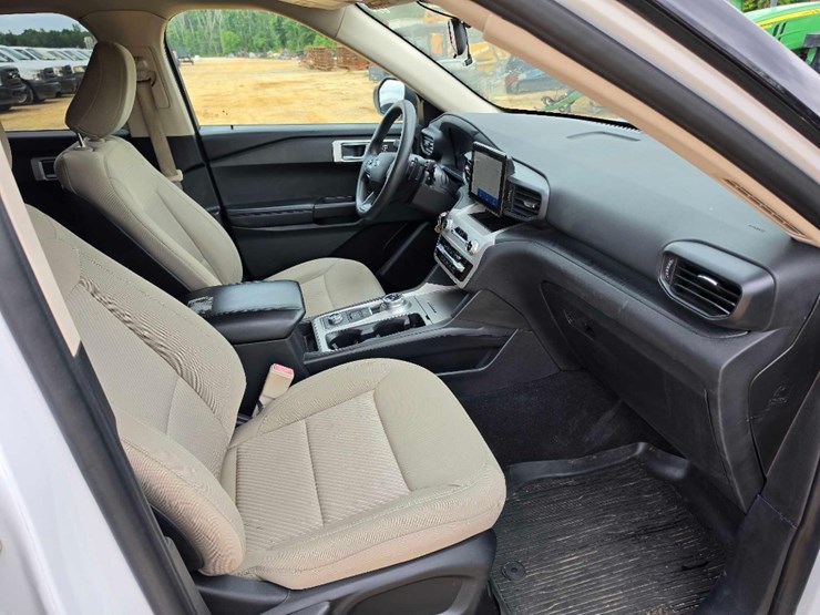 2021-ford-explorer-image-10