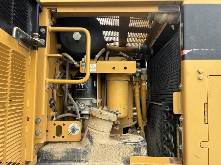 2004-caterpillar-143h-vhp-image-30