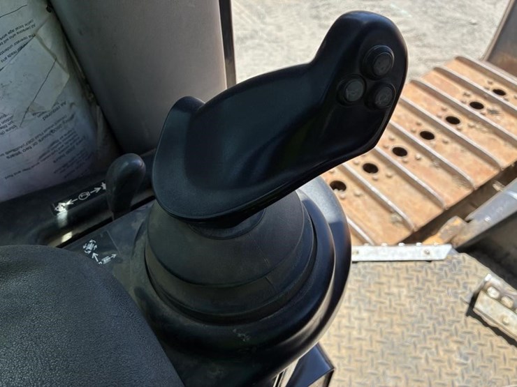 2016-case-850m-image-28