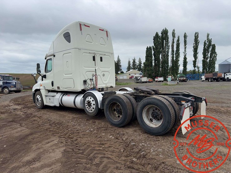 2012-freightliner-cascadia-125-image-5