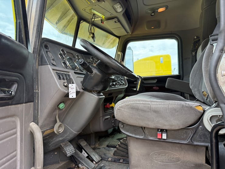 2014-peterbilt-389-image-11