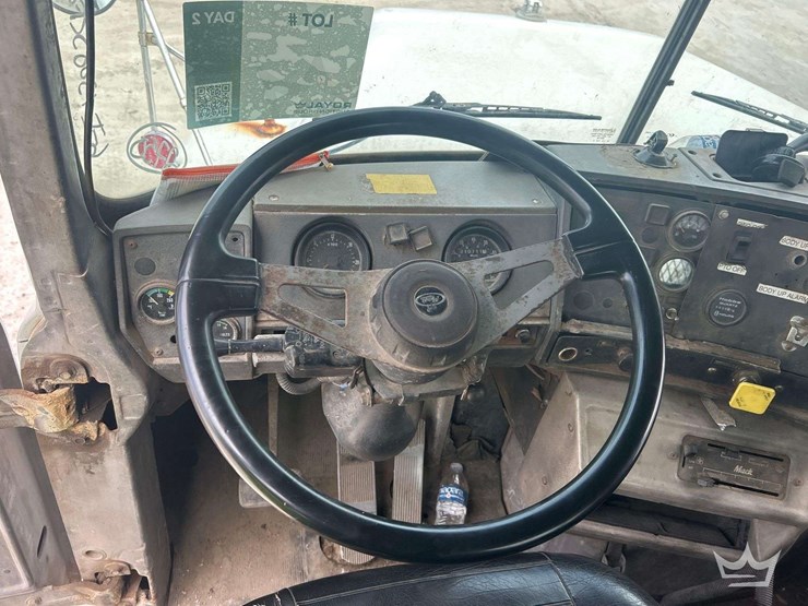 1998-mack-dm690s-image-11