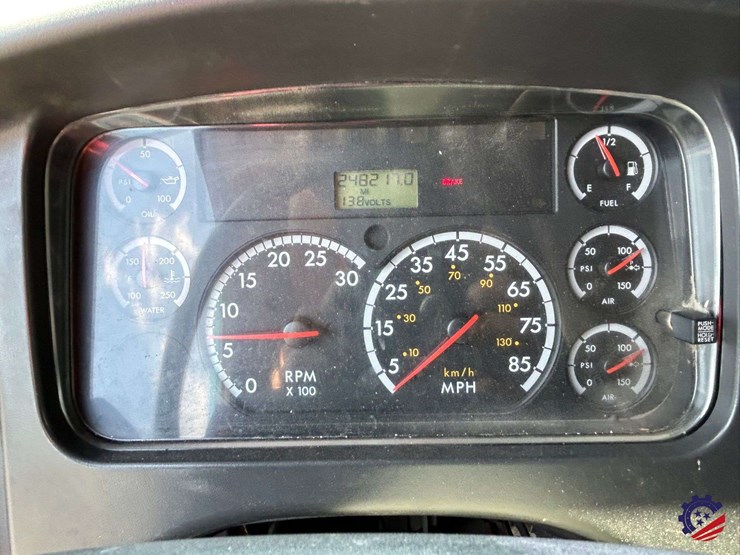2010-freightliner-m2-106-image-124