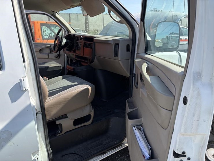 2004-chevrolet-express-2500-image-17
