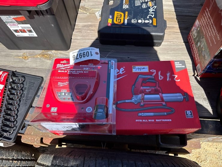2196---milwaukee-m12-grease-gun-image-1