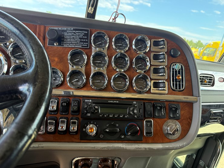 2007-peterbilt-379-image-12