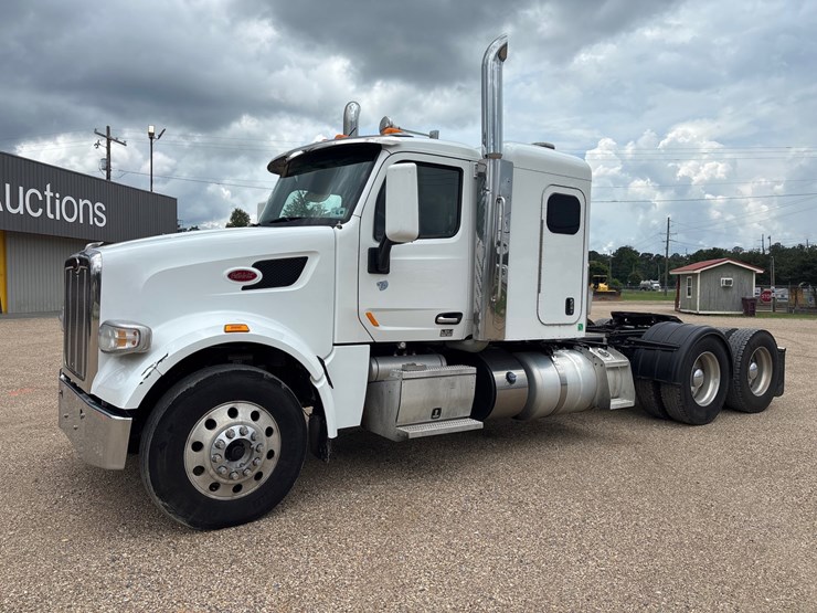 2020-peterbilt-567-image-1