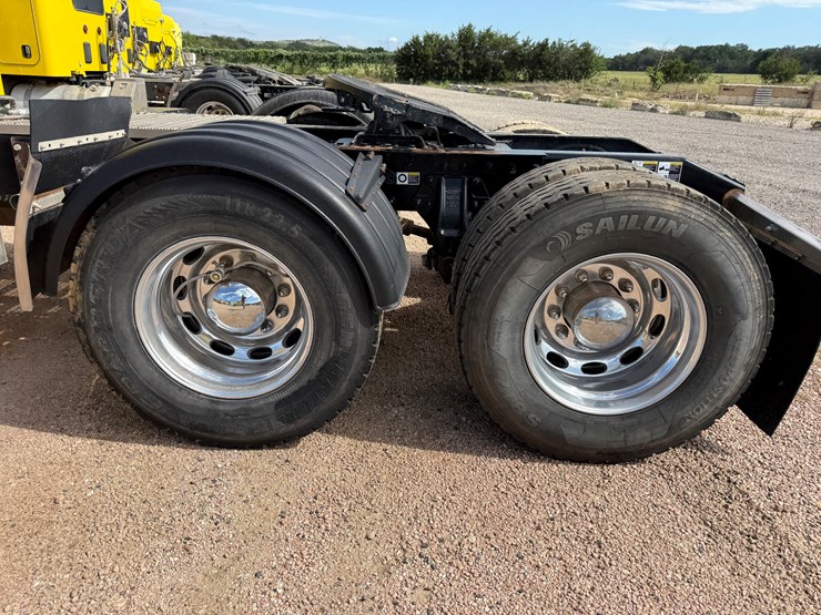2018-peterbilt-567-image-17