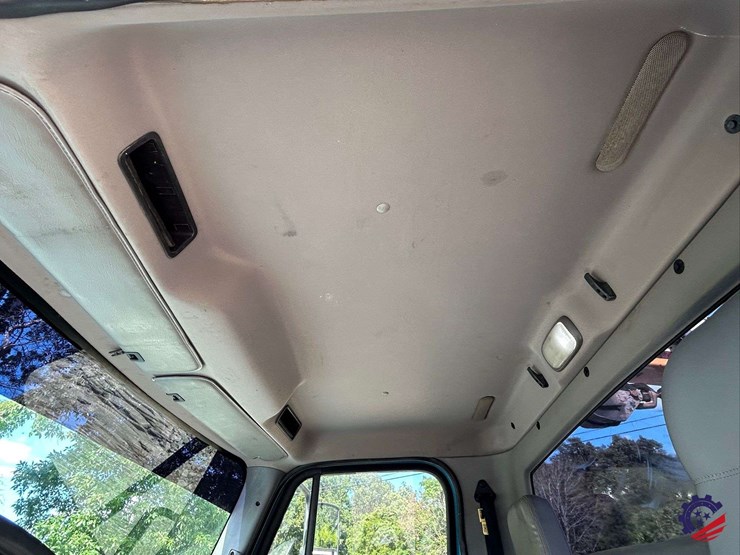 2010-freightliner-m2-106-image-111