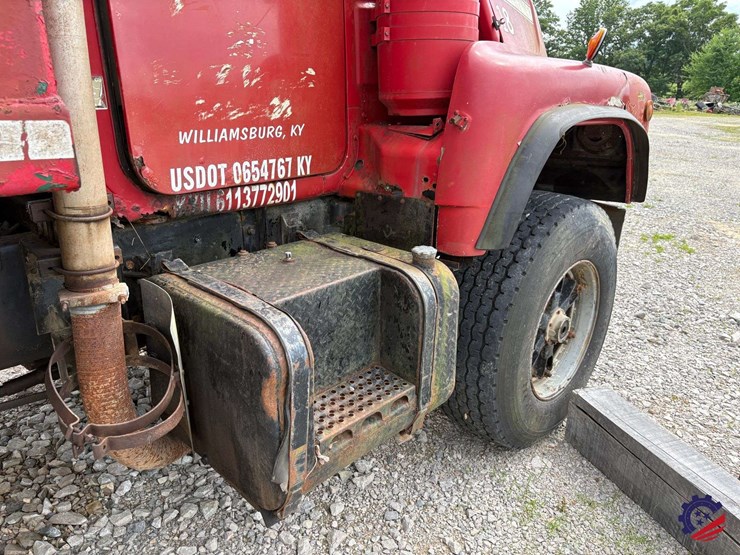 1981-mack-dm685s-image-21