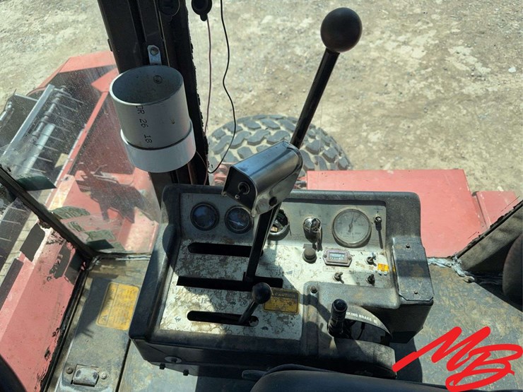 hesston-8400-image-32