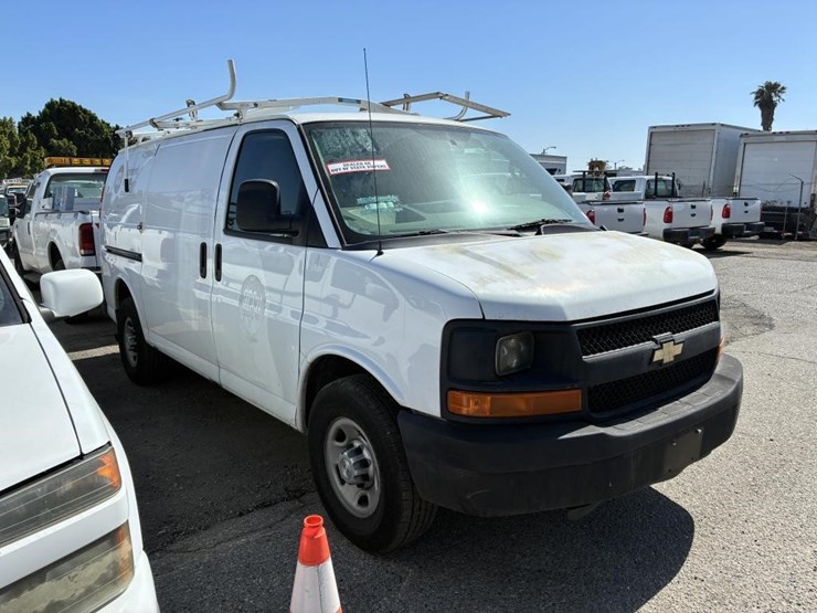 2016-chevrolet-express-2500-image-2