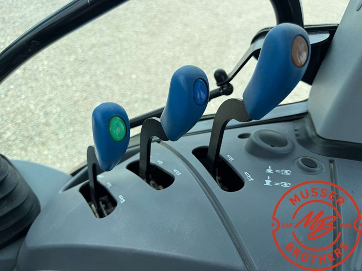 2017-new-holland-ts6.140-image-29