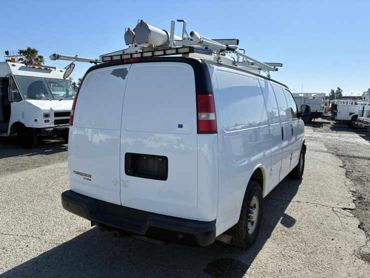 2014-chevrolet-express-3500-image-3
