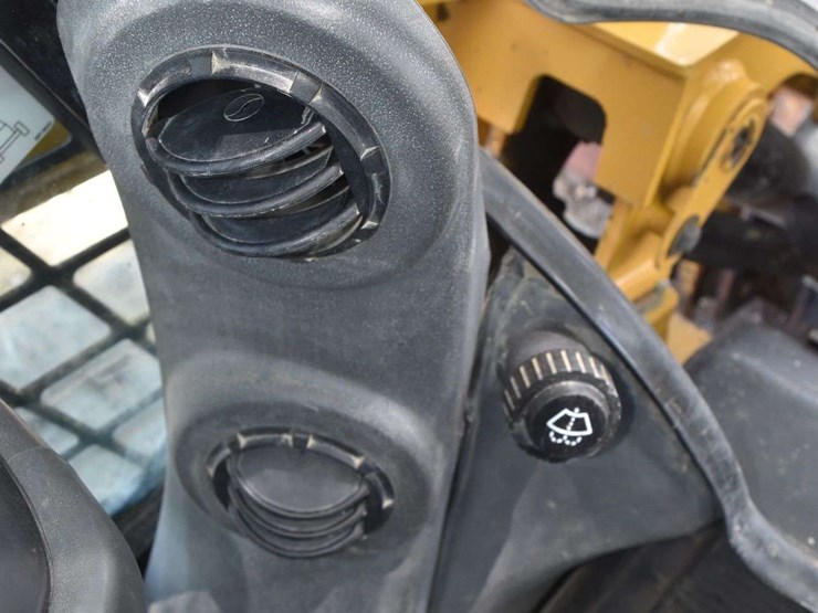 2016-caterpillar-d2-image-47