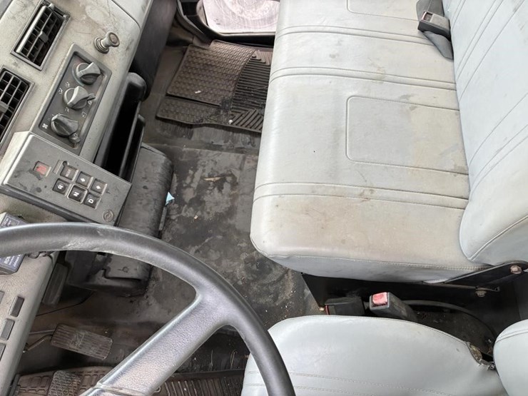 2002-freightliner-fl80-image-17