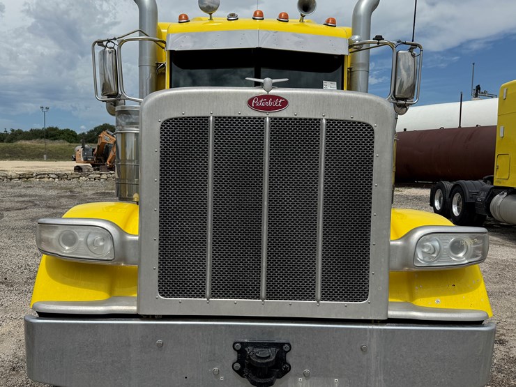 2014-peterbilt-389-image-2