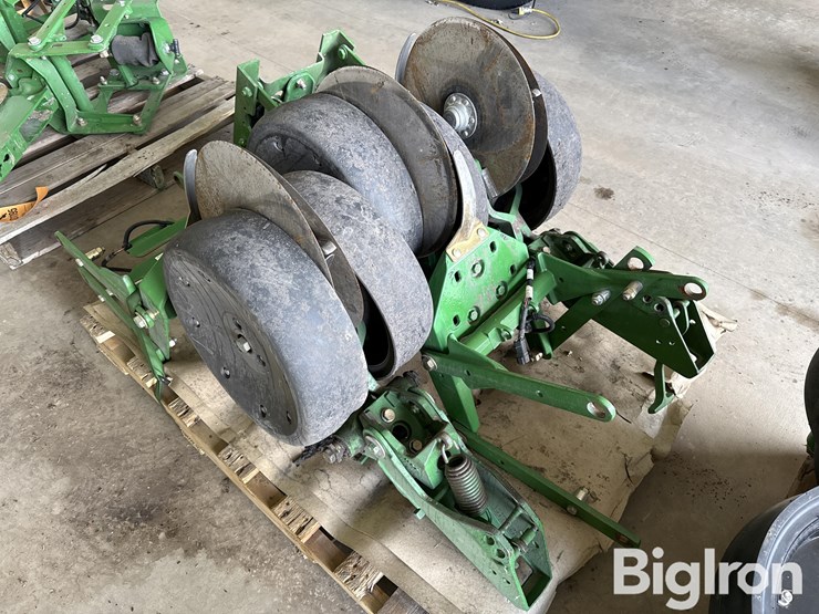 john-deere-planter-units-w/roller-wheels-image-7