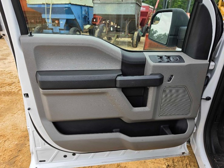 2019-ford-f150-xl-image-12