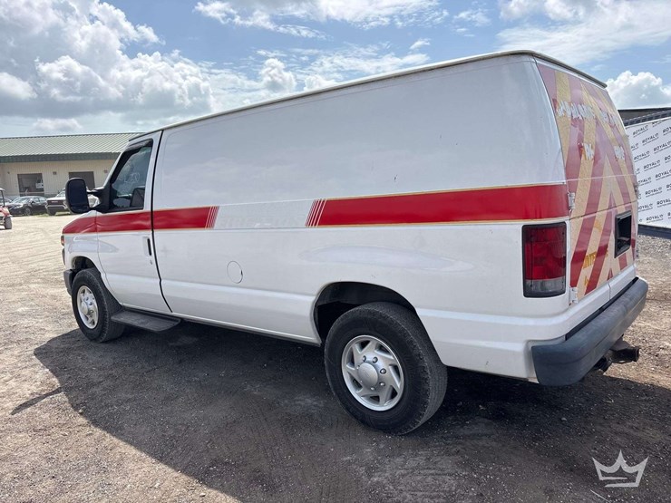 2013-ford-e-250-cargo-van-image-4