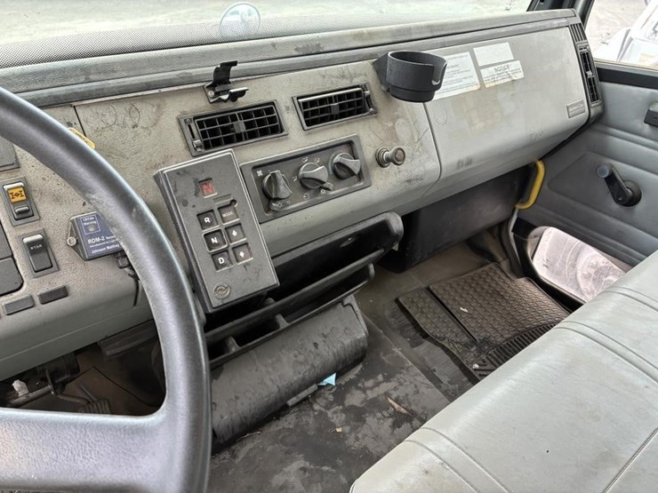 2002-freightliner-fl80-image-15