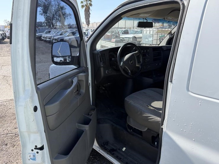 2014-chevrolet-express-2500-image-13