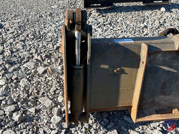 hd-4-1-bucket-w/-teeth-attachment-image-11