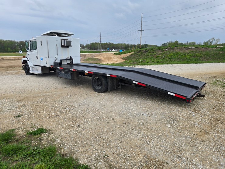 2001-freightliner-fl60-image-9